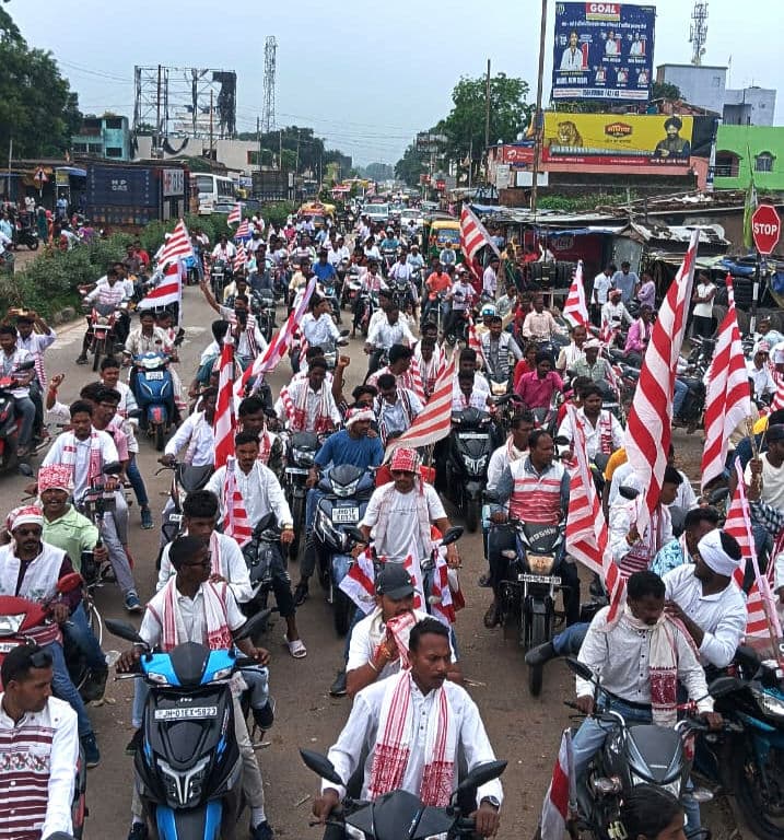 विश्व आदिवासी दिवस पर निकाली गयी बाइक रैली