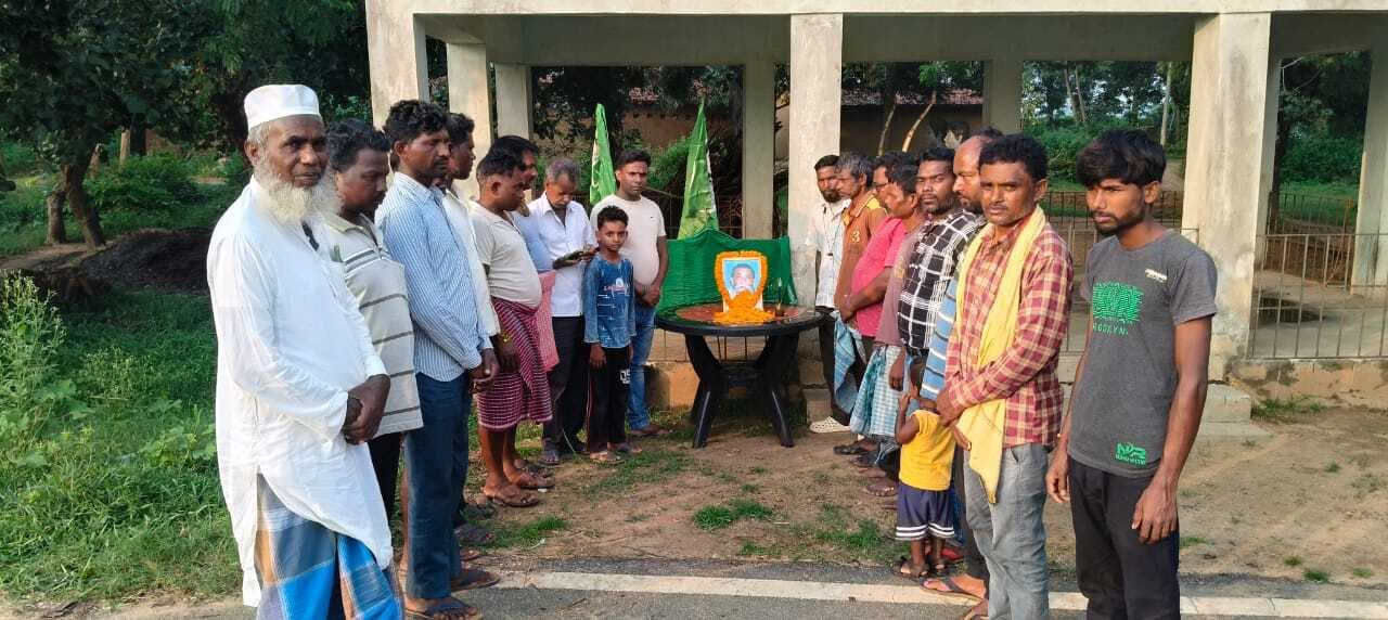 सारठ: झामुमो कार्यकर्ताओं ने गुरुजी को दी श्रद्धांजलि