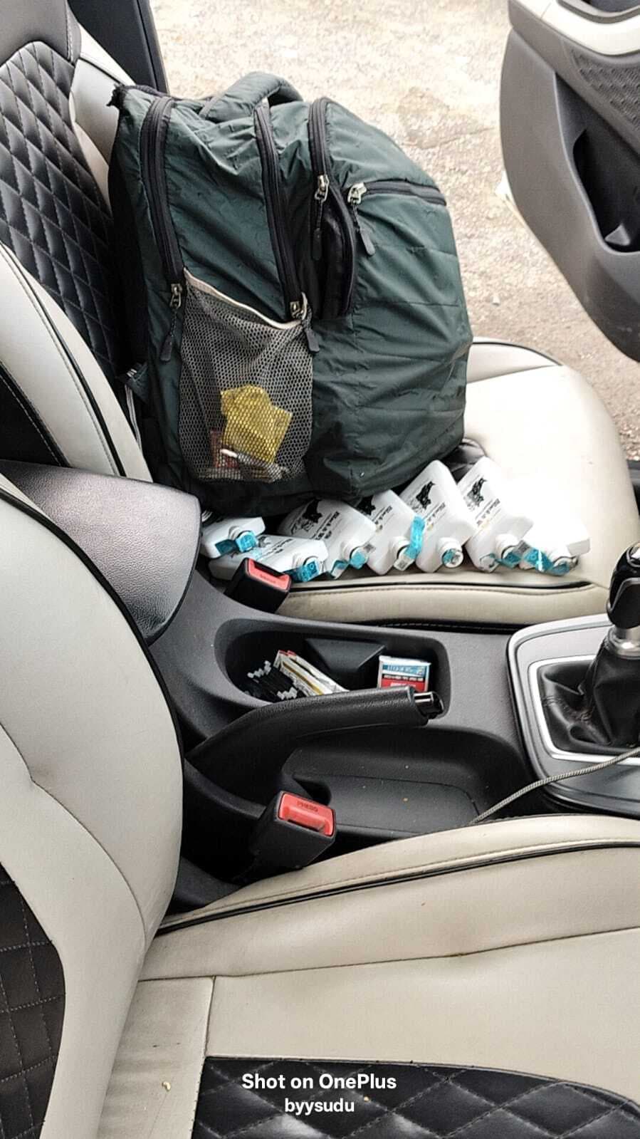 शराब के साथ तीन गिरफ्तार, एक लग्जरी कार हुई जब्त