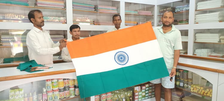 स्वतंत्रता दिवस को लेकर विद्यार्थियों में खादी का दिख रहा क्रेज