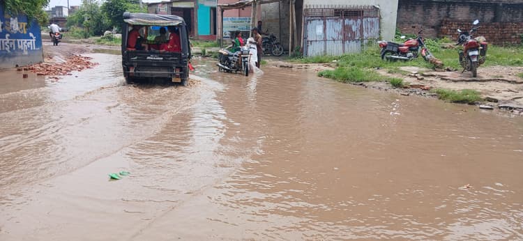 Madhubani News : नरहिया में एनएच के सर्विस रोड पर जलजमाव से राहगीर परेशान