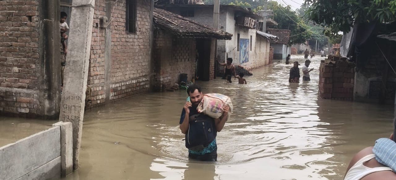 बाढ़ के विकराल रूप देख घर छोड़ ऊंचे स्थानों की ओर पलायन कर रहे लोग