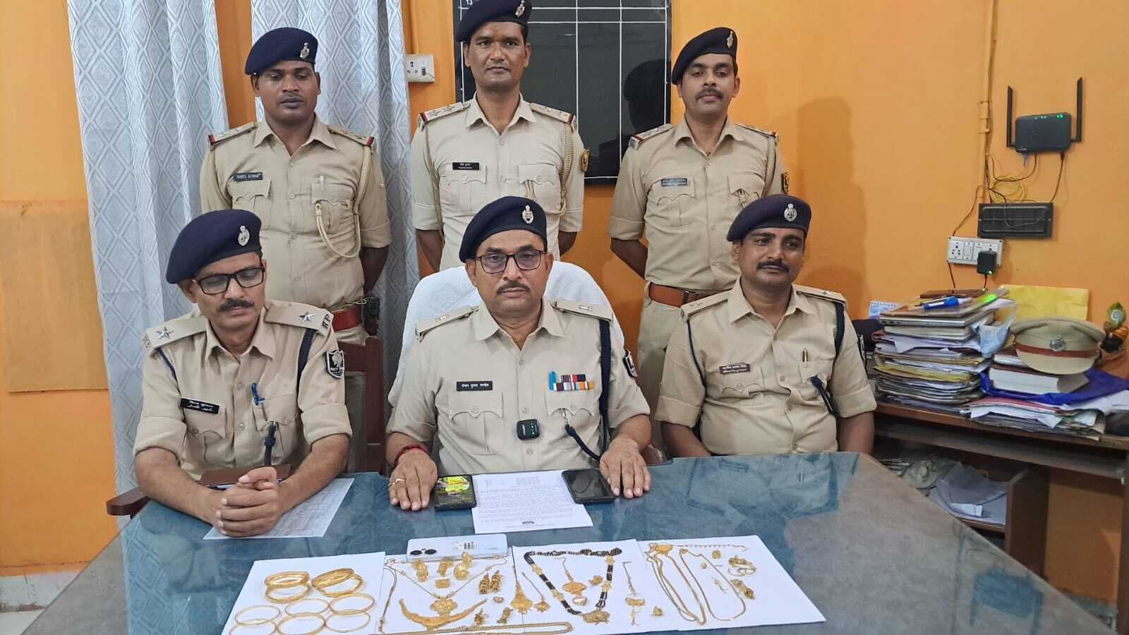 Samastipur News:बैंक डकैती मामले में रिमांड पर आए निशानदेही पर भारी मात्रा में सोने का आभूषण बरामद