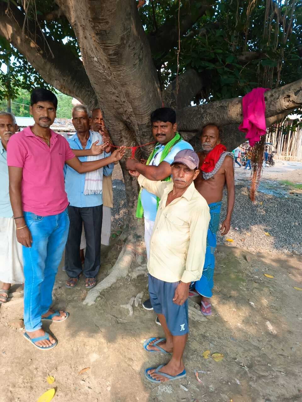 Samastipur News:वृक्षों में रेशम का धागा बांध ग्रामीणों ने लिया रक्षा का संकल्प