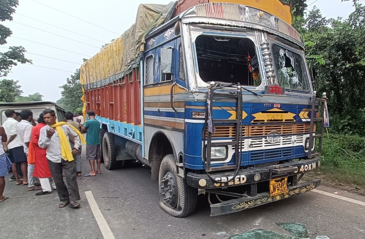 Bokaro News : ट्रक ने बाइक सवार दो युवकों को कुचला, सड़क जाम