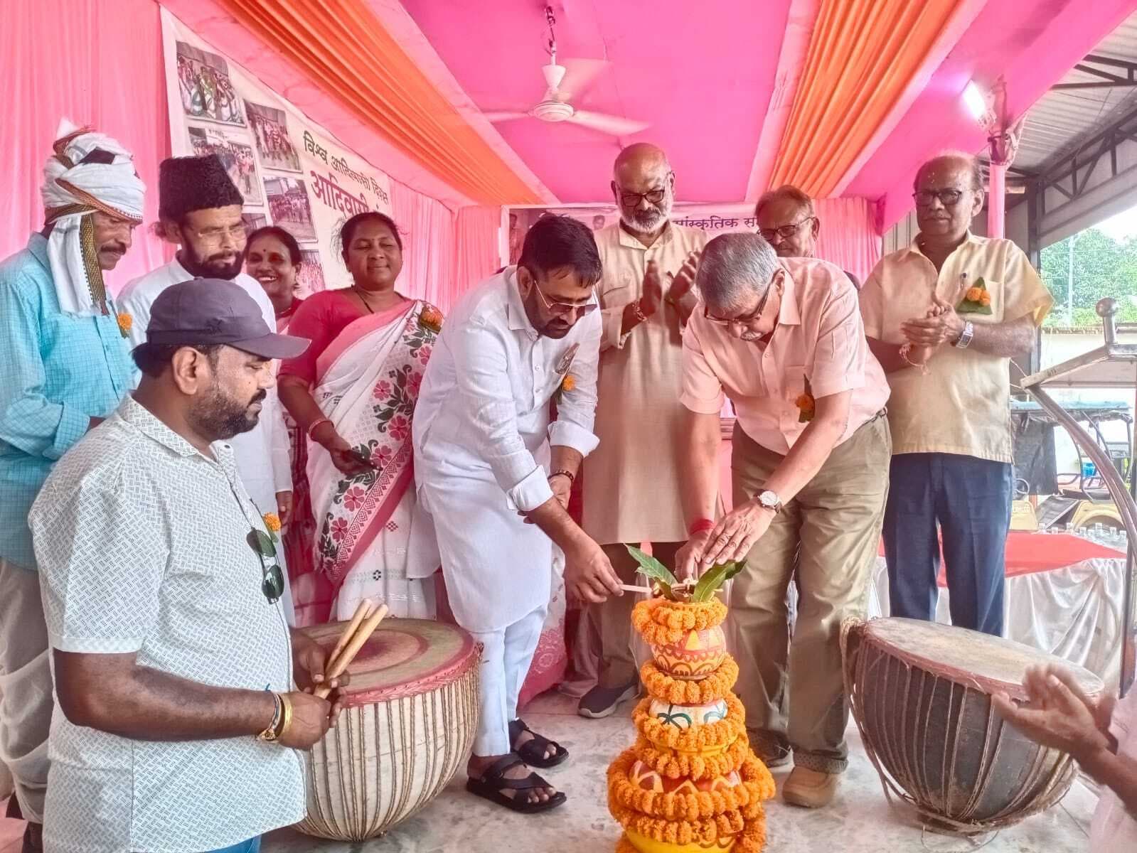 सांस्कृतिक कार्यक्रम में कलाकारों ने दी नृत्य की प्रस्तुति