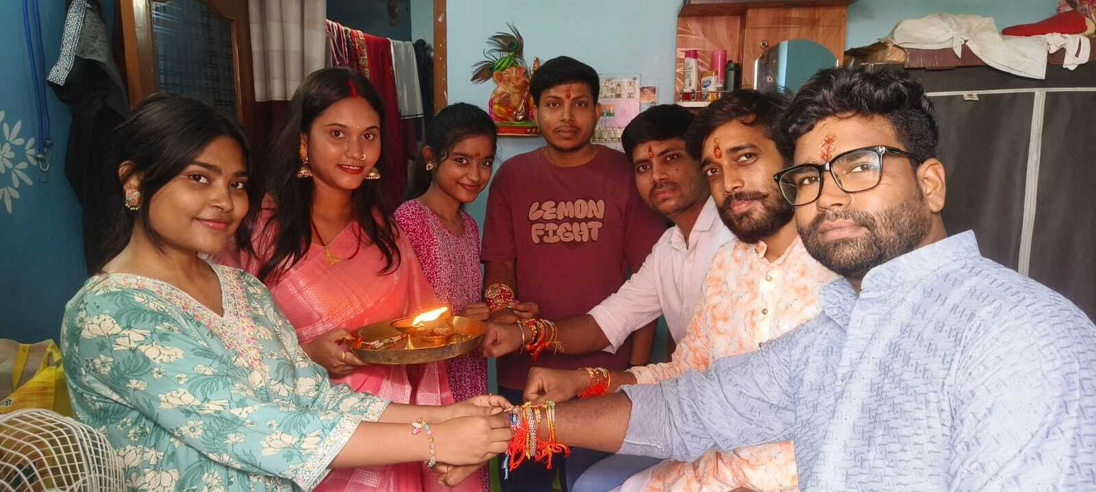 बहनों ने राखी बांध भाइयों से लिये रक्षा का वचन