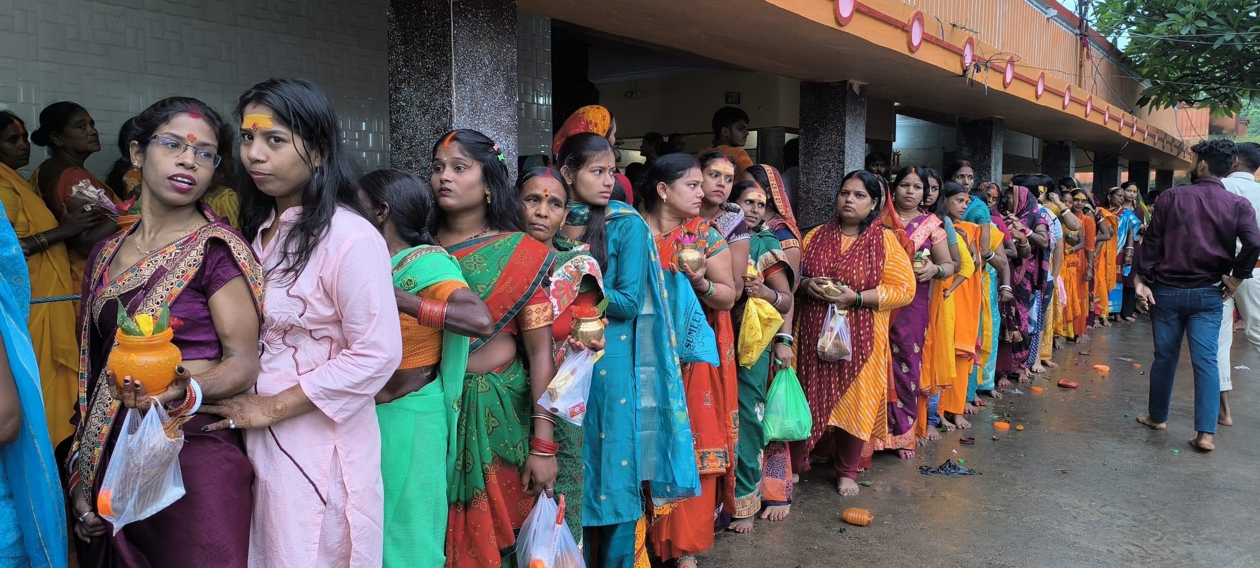 Giridih News :श्रद्धालुओं ने किया जलार्पण, गूंजे बोल बम के जयकारे