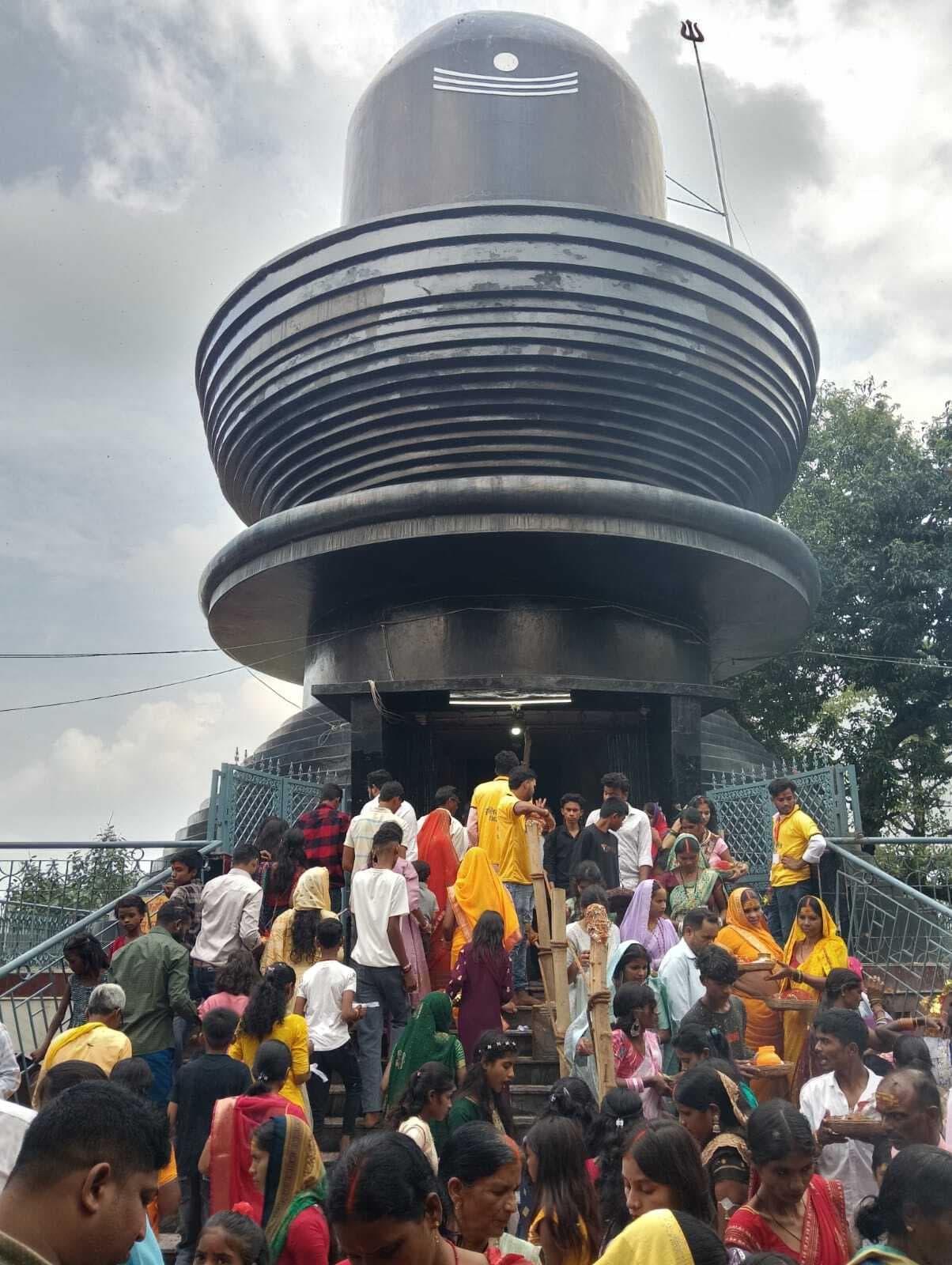 हरिहरधाम में हजारों श्रद्धालुओं ने किया जलाभिषेक
