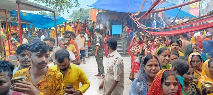Giridih News :झारखंडधाम में ब्रह्म मुहूर्त में पहुंचे श्रद्धालु