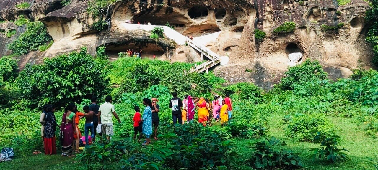 Giridih News :तिसरी के कबूतरी पहाड़ पर उमड़े श्रद्धालु