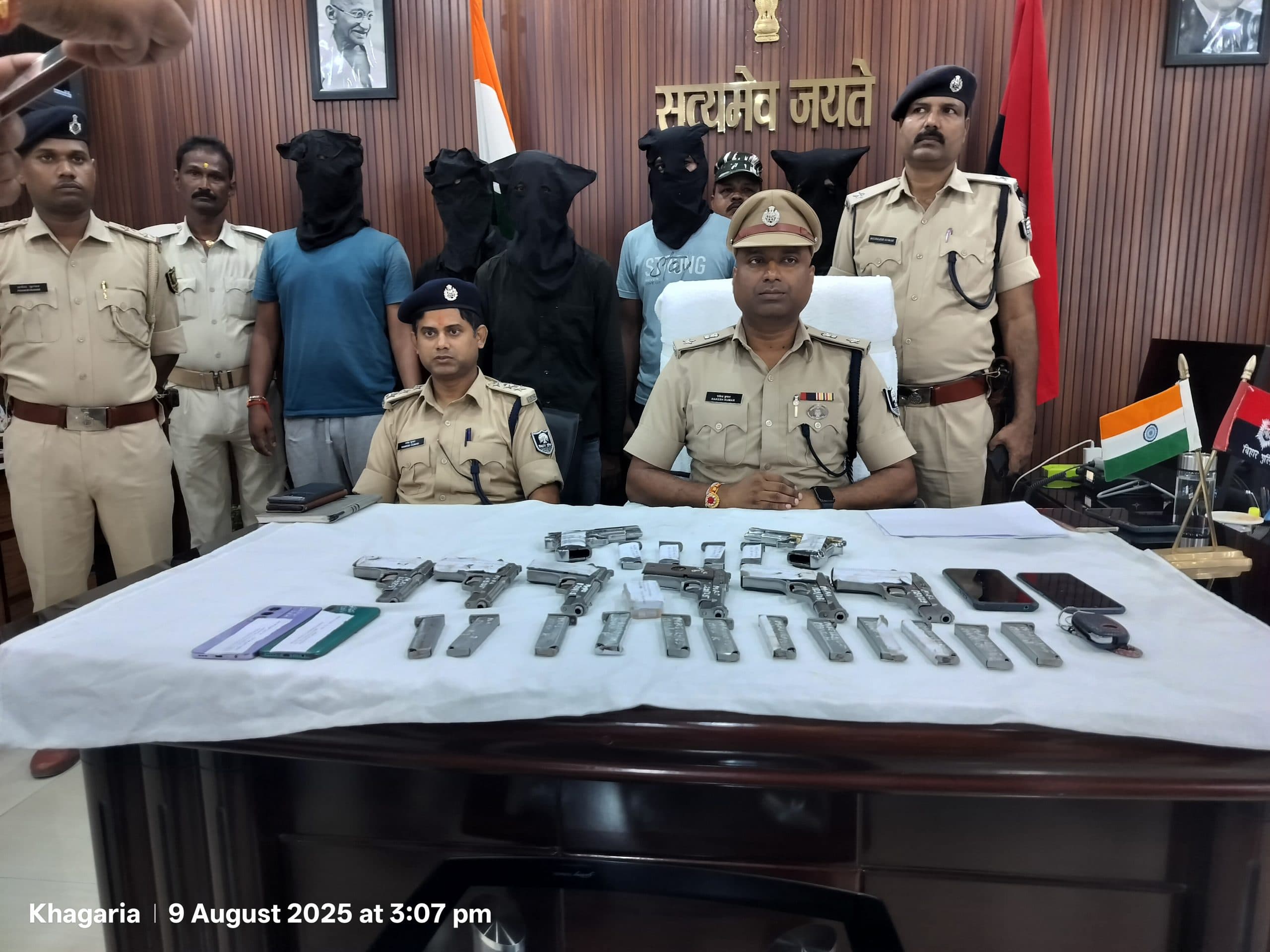 छह देसी पिस्टल, 12 मैगजीन, पांच कारतूस के साथ तीन हथियार तस्कर गिरफ्तार