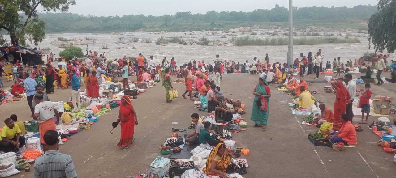 Giridih News :राजदहधाम में हजारों लोगों ने की पूजा-अर्चना