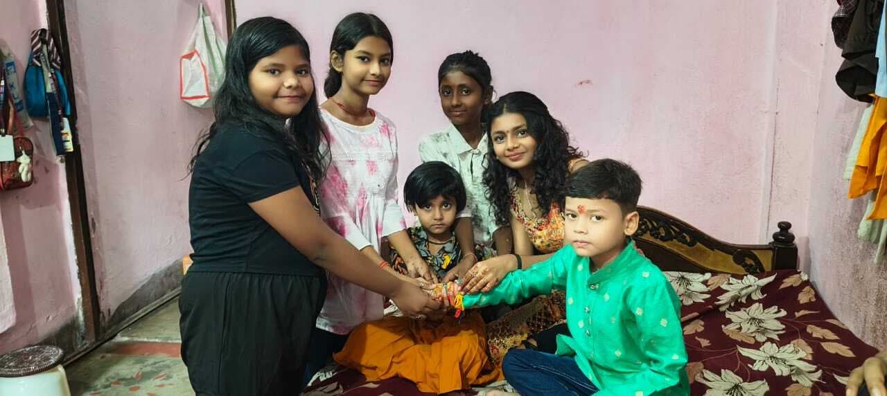 Giridih News :हर्षोल्लास के साथ मना भाई-बहनों के अटूट प्रेम का प्रतीक रक्षाबंधन