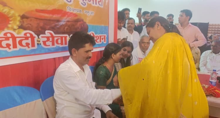 Giridih News :विधायक ने भाइयों की कलाई पर बांधा रक्षासूत्र