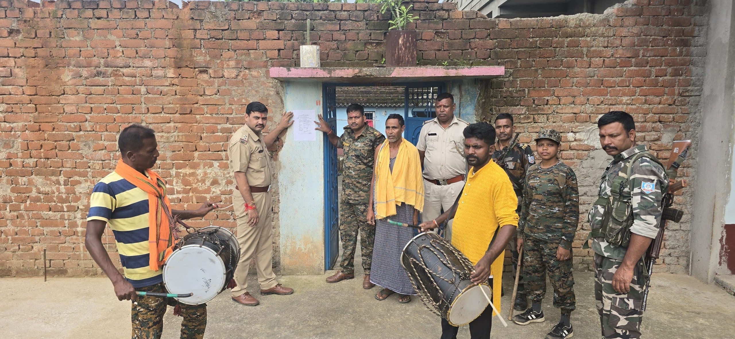 Giridih News :फरार अभियुक्त के घर पुलिस ने चिपकाया इश्तेहार