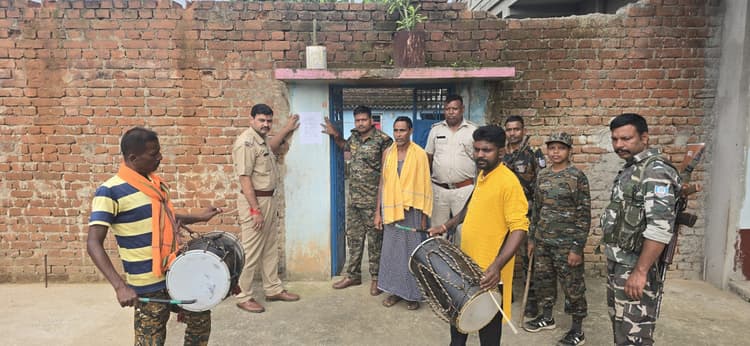 Giridih News :फरार अभियुक्त के घर पुलिस ने चिपकाया इश्तेहार