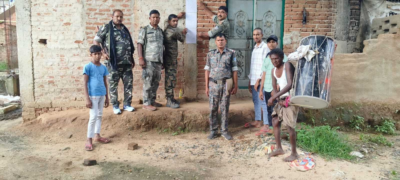 Giridih News :पुलिस ने आरोपी के घर चिपकाया इश्तेहार