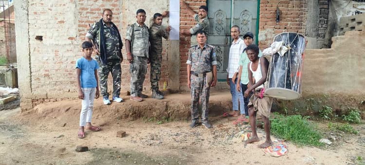 Giridih News :पुलिस ने आरोपी के घर चिपकाया इश्तेहार