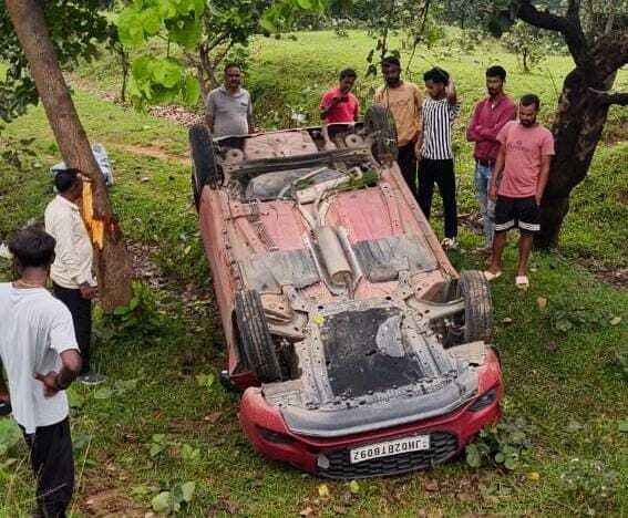 Giridih News :तेज रफ्तार कार पलटी, तीन घायल