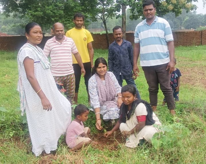 Giridih News :विश्व आदिवासी दिवस पर गांवों में हुआ पौधरोपण