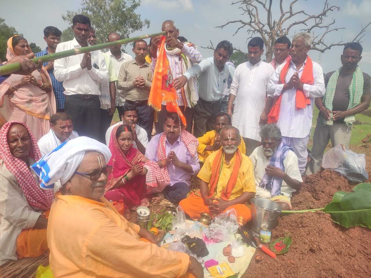 Giridih News :मंदिर निर्माण व यज्ञमंडप निर्माण की रखी गयी आधारशिला