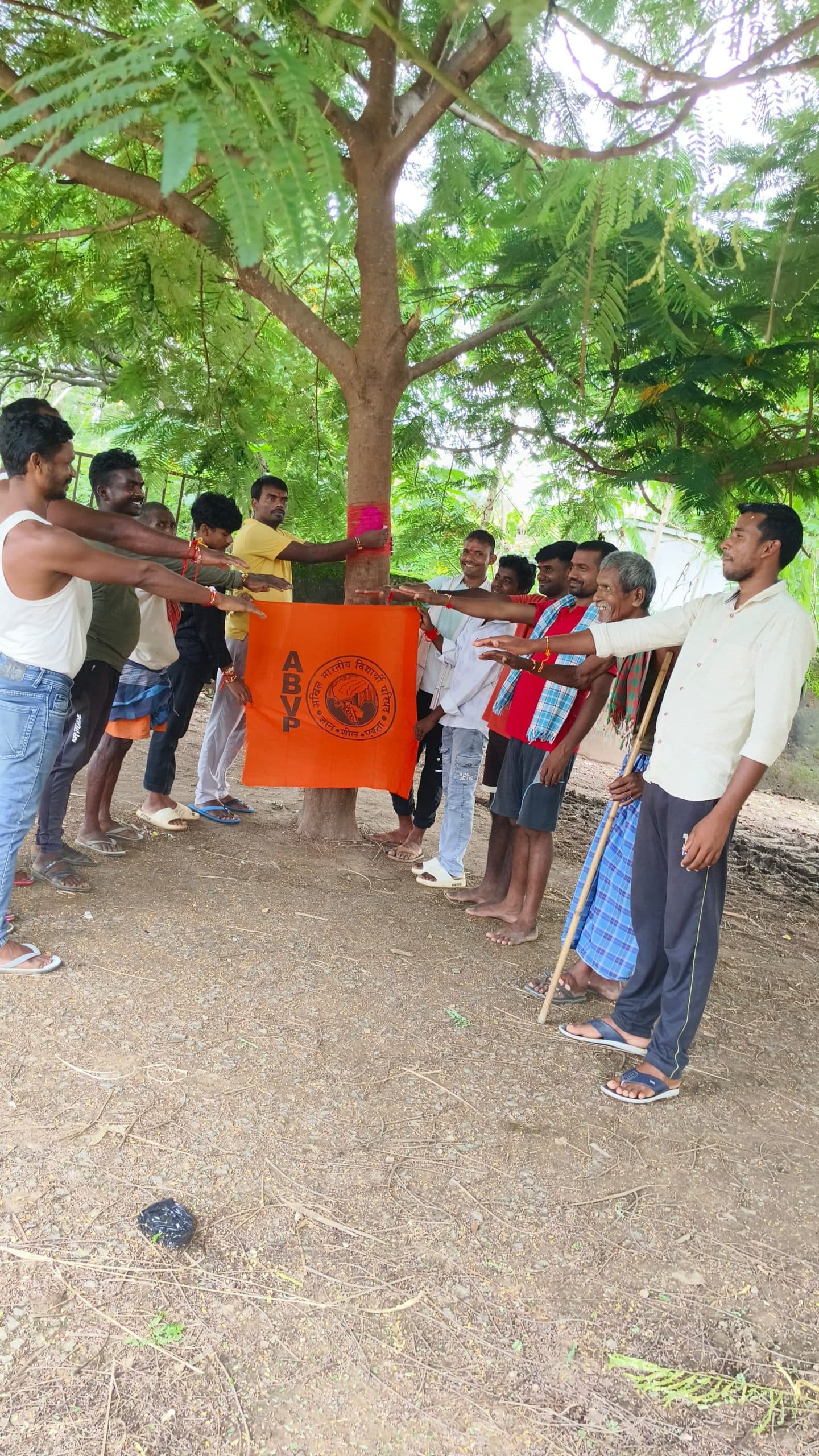 पेड़ों में रक्षा सूत्र बांध पर्यावरण बचाने का लिया संकल्प