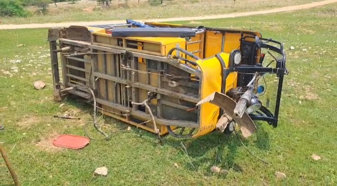 चोरी हुआ ई रिक्शा का निकाल लिया पार्ट्स