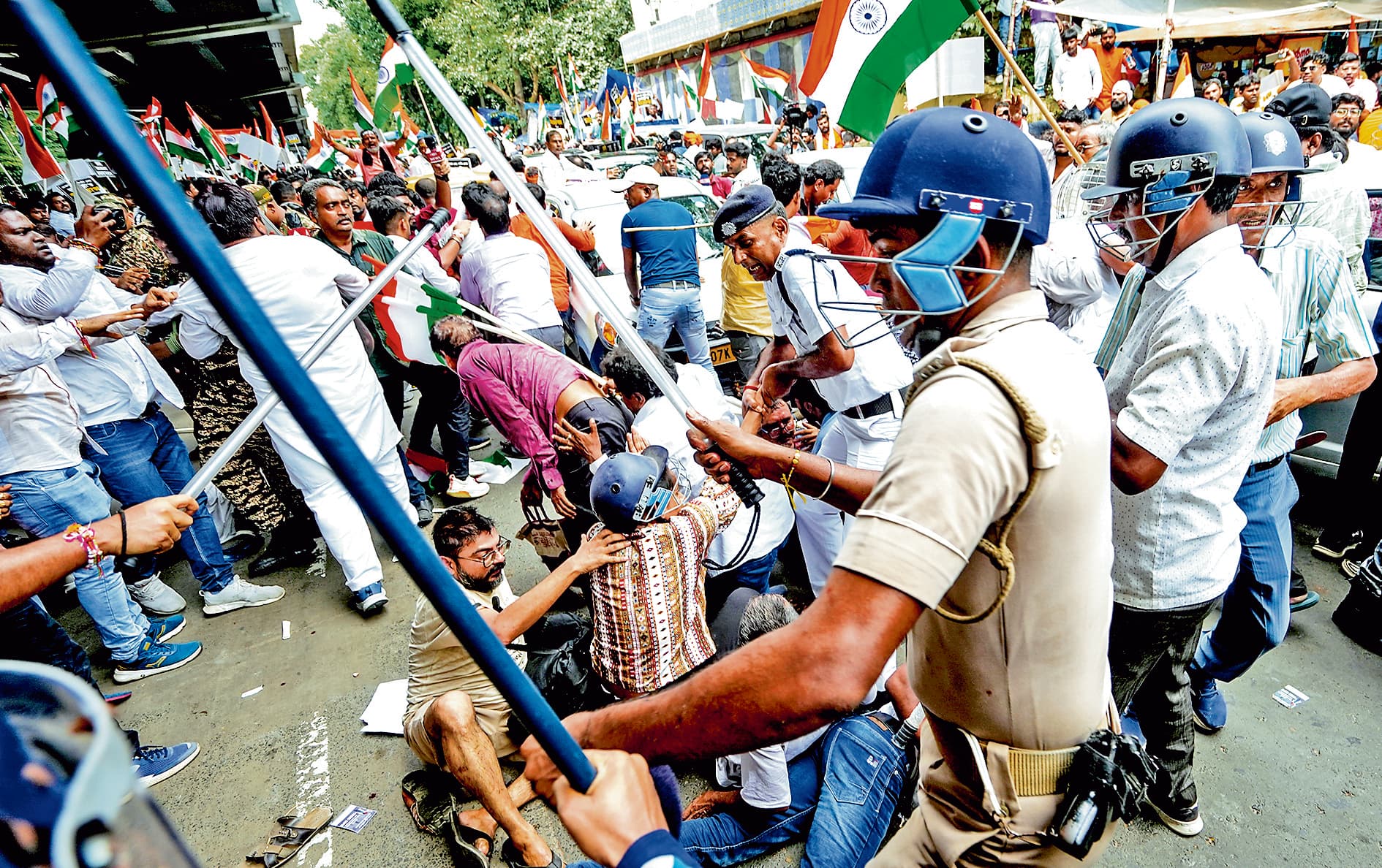 नबान्न अभियान : प्रदर्शनकारियों पर पुलिस का लाठीचार्ज, ‘अभया’ के माता-पिता को लगीं चोटें