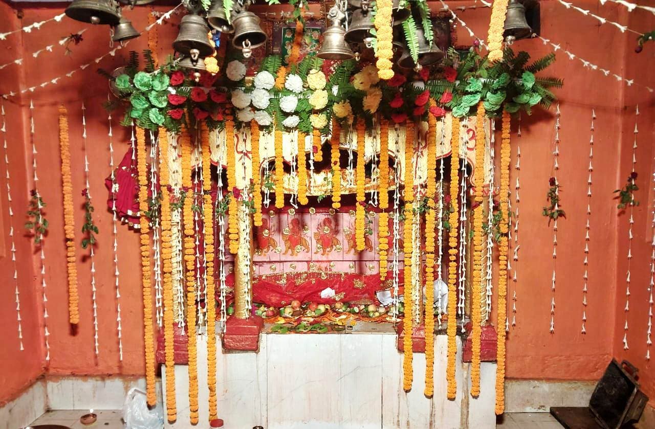 सावन पूर्णिमा पर मां देवी मंदिर में देर रात तक हुई पूजा