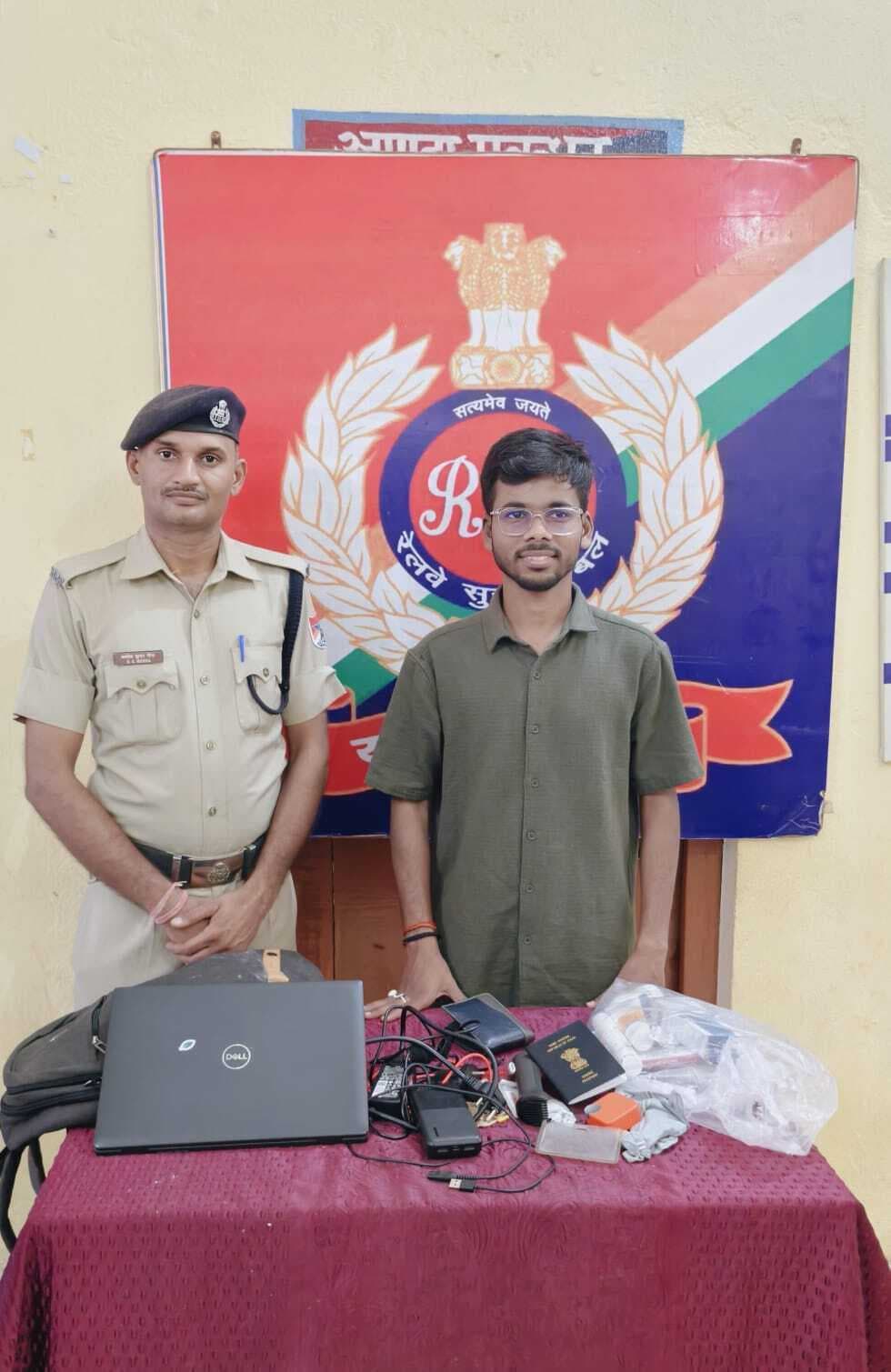 सफर के दौरान ट्रेन में छुटे बैंग को आरपीएफ ने यात्री को सौंपा