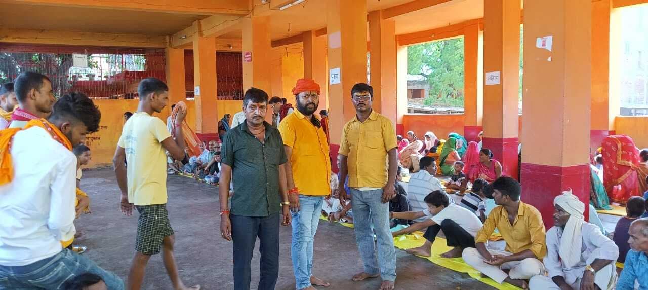 भंडारे में श्रद्धालुओं ने किया प्रसाद ग्रहण