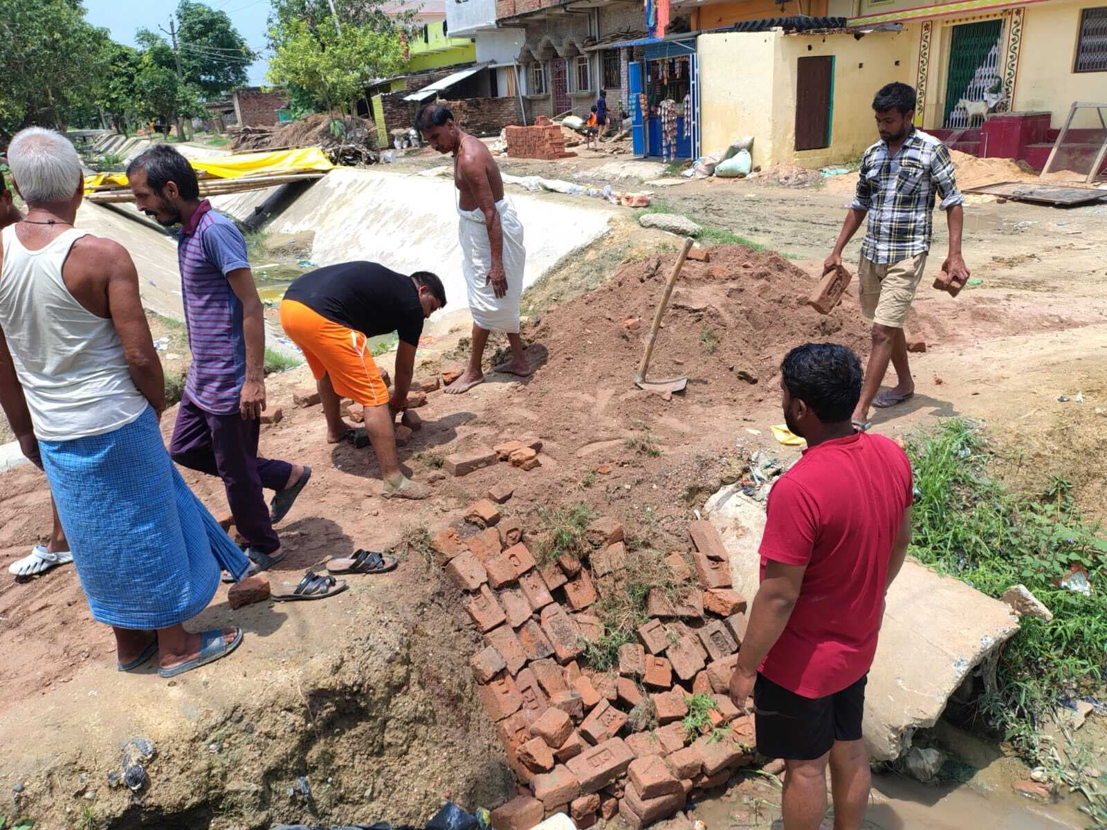 थावे के गवंदरी में टूटी पुलिया पर बहाल हुआ आवागमन