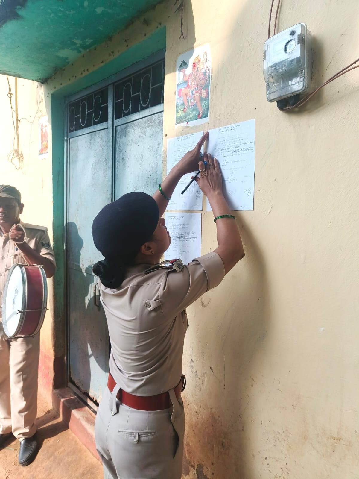 फतेगंज में पुलिस ने सात आरोपितों के घरों में चिपकाया इश्तेहार