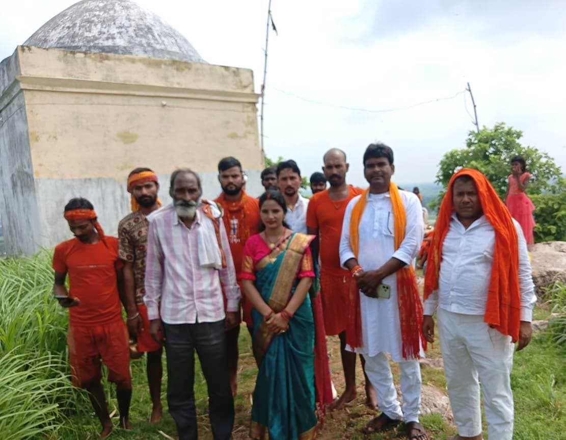 भोलेनाथ पर जल चढ़ाकर शिव भक्तों ने लिया आशीर्वाद