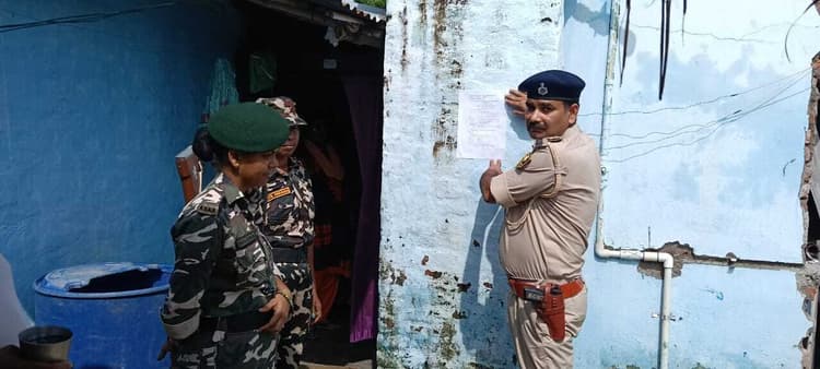 Motihari : आकाश हत्याकांड के मुख्य आरोपी के घर चिपकाया इश्तेहार