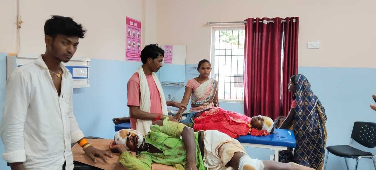 बाइक से गिर कर युवक सहित दो लोग घायल