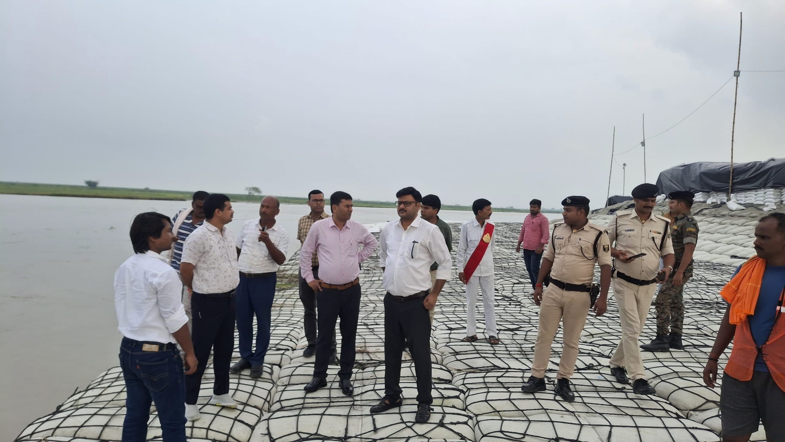 डीएम ने मझारी सीकरहट्टा से मंगासिहौल तक बांध का किया निरीक्षण