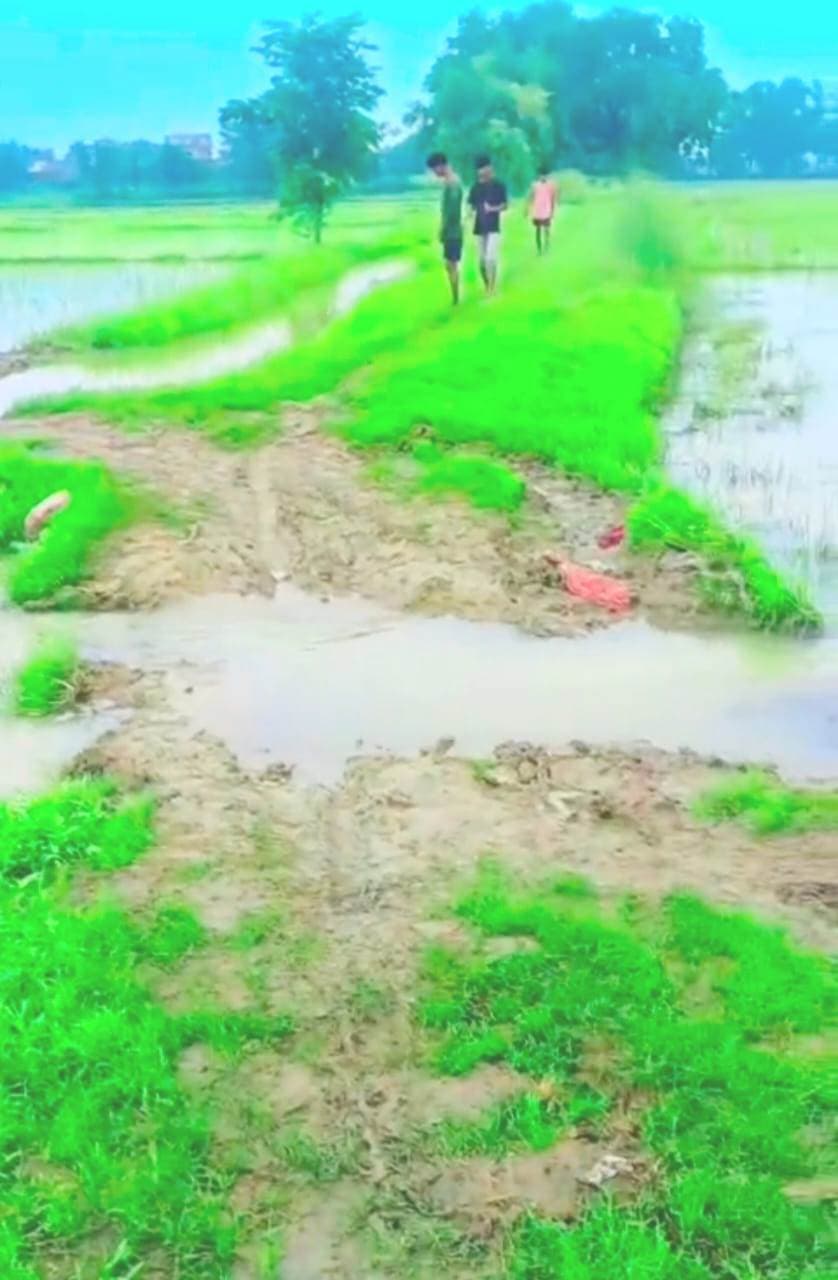 पानी के तेज बहाव से जर्जर हुई सड़क,मरीज के साथ बच्चों को हो रही परेशानी