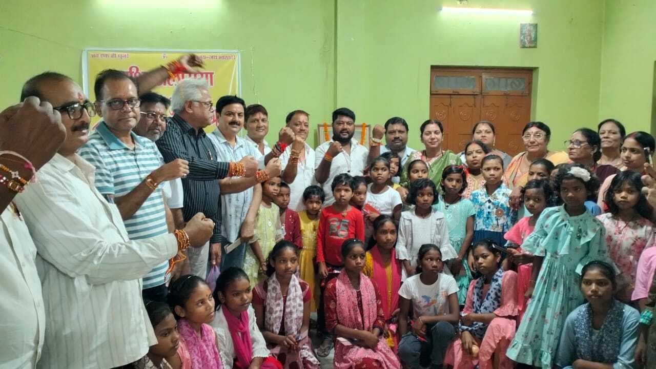 वनवासी कल्याण आश्रम की छात्राओं के साथ मनाया रक्षाबंधन