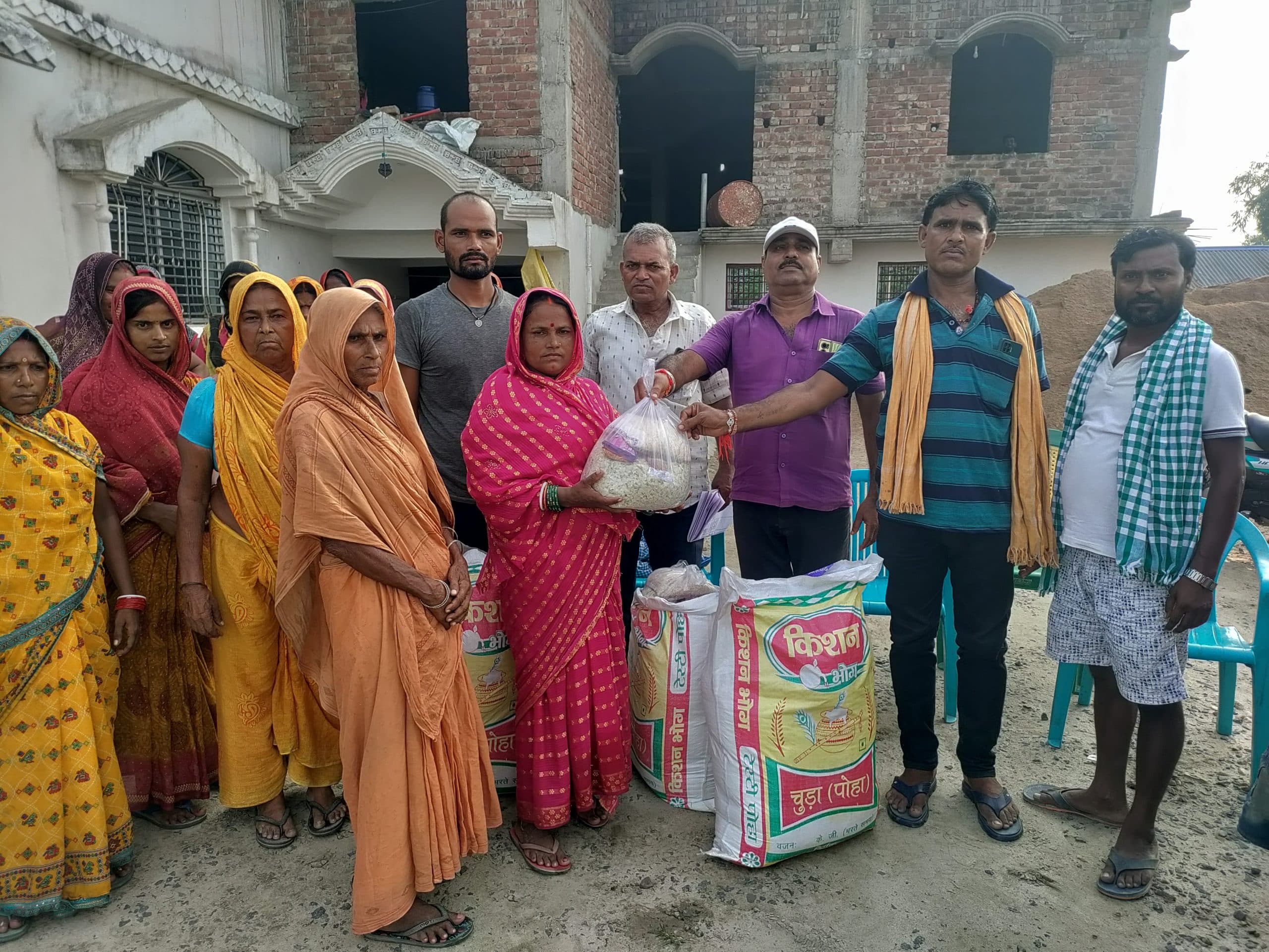 बाढ़ पीड़ितों के बीच सूखा राशन का वितरण