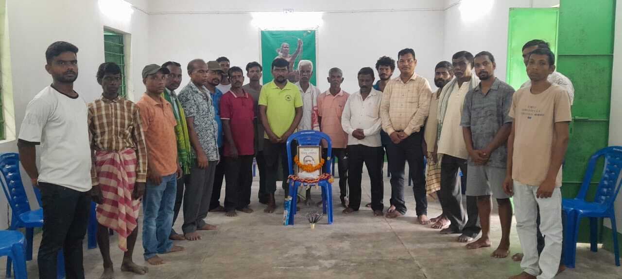 Jamshedpur news. बालीगुमा ग्रामसभा ने दिशोम गुरु शिबू सोरेन को दी श्रद्धांजलि