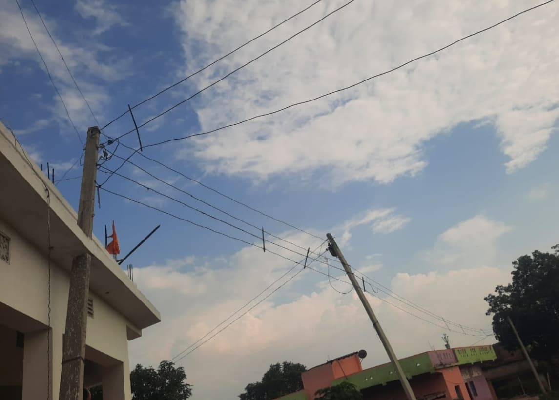 हरिडीह में लटकर रहा जर्जर विद्युत तार
