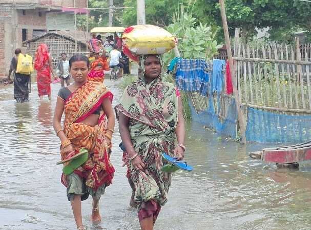 उंचे स्थानों पर शरण लिये लोग व उनके बच्चे भूख से बिलबिला रहे, सूखा रूखा खाकर कट रही जिंदगी