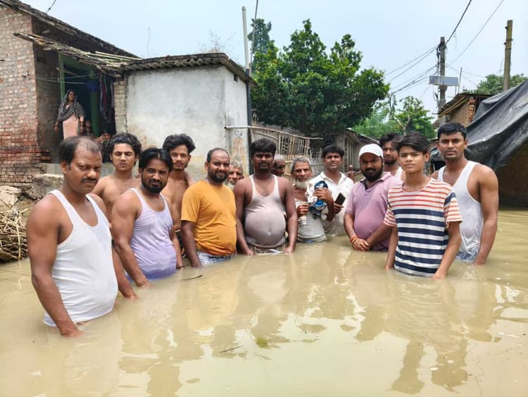 गंगा नदी का जलस्तर बढ़ने से मनिहारी के कई पंचायत में घुसा बाढ़ का पानी