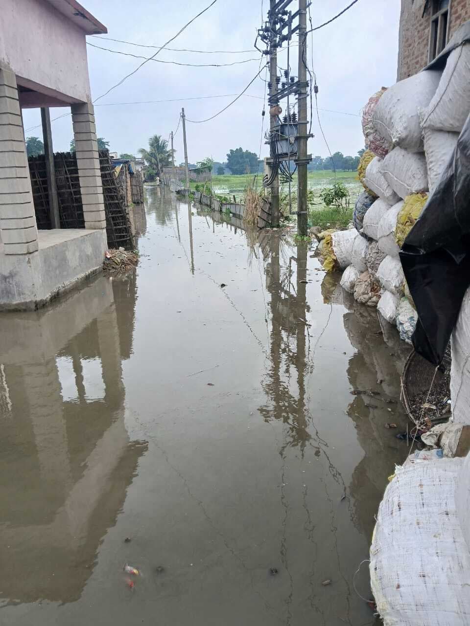 नंदग्राम जरलाही के 400 घरों में घुसा बाढ़ का पानी