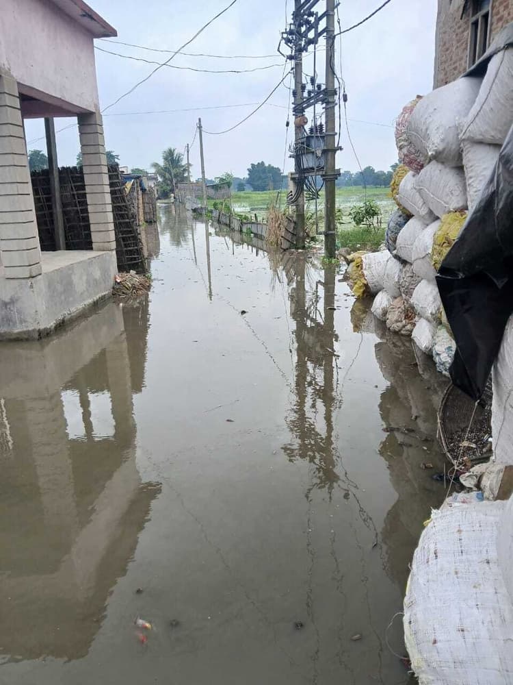 नंदग्राम जरलाही के 400 घरों में घुसा बाढ़ का पानी