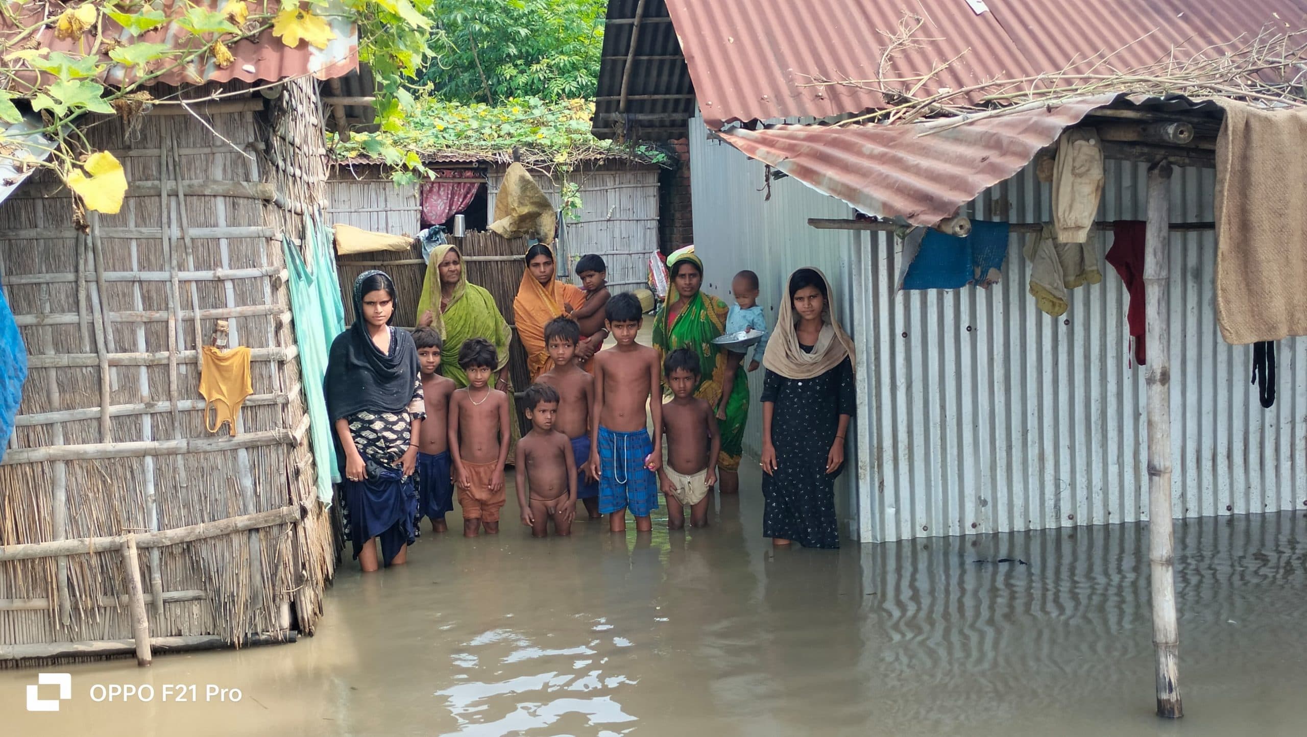 उधवा के चार विद्यालयों में घुसा बाढ़ का पानी, पठन-पाठन प्रभावित