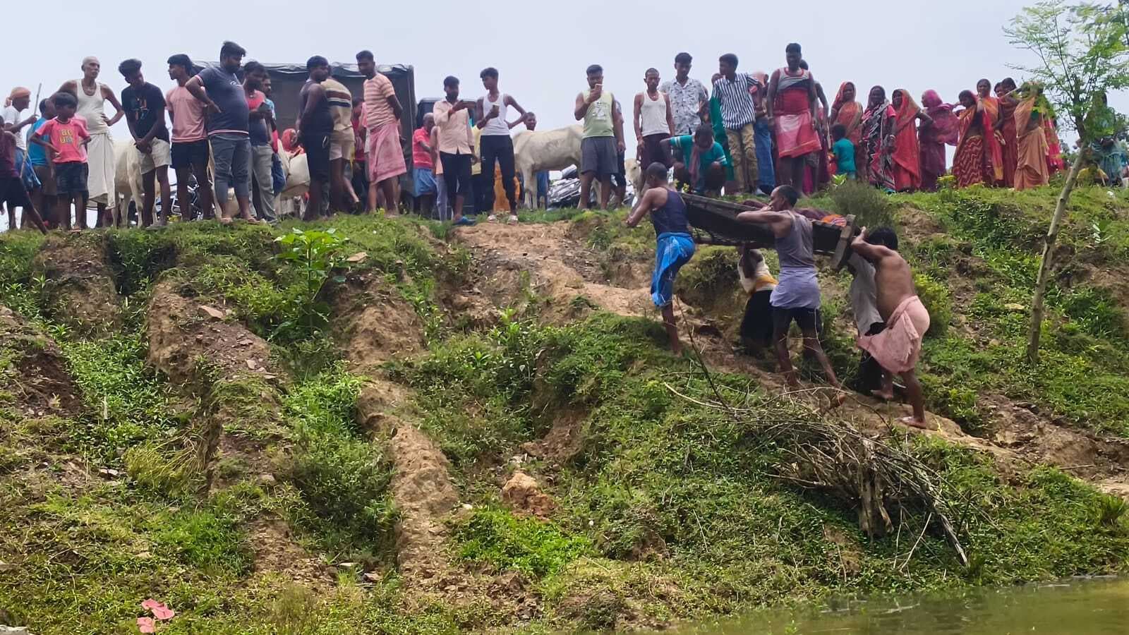 फंदे से लटक कर युवक ने दी जान