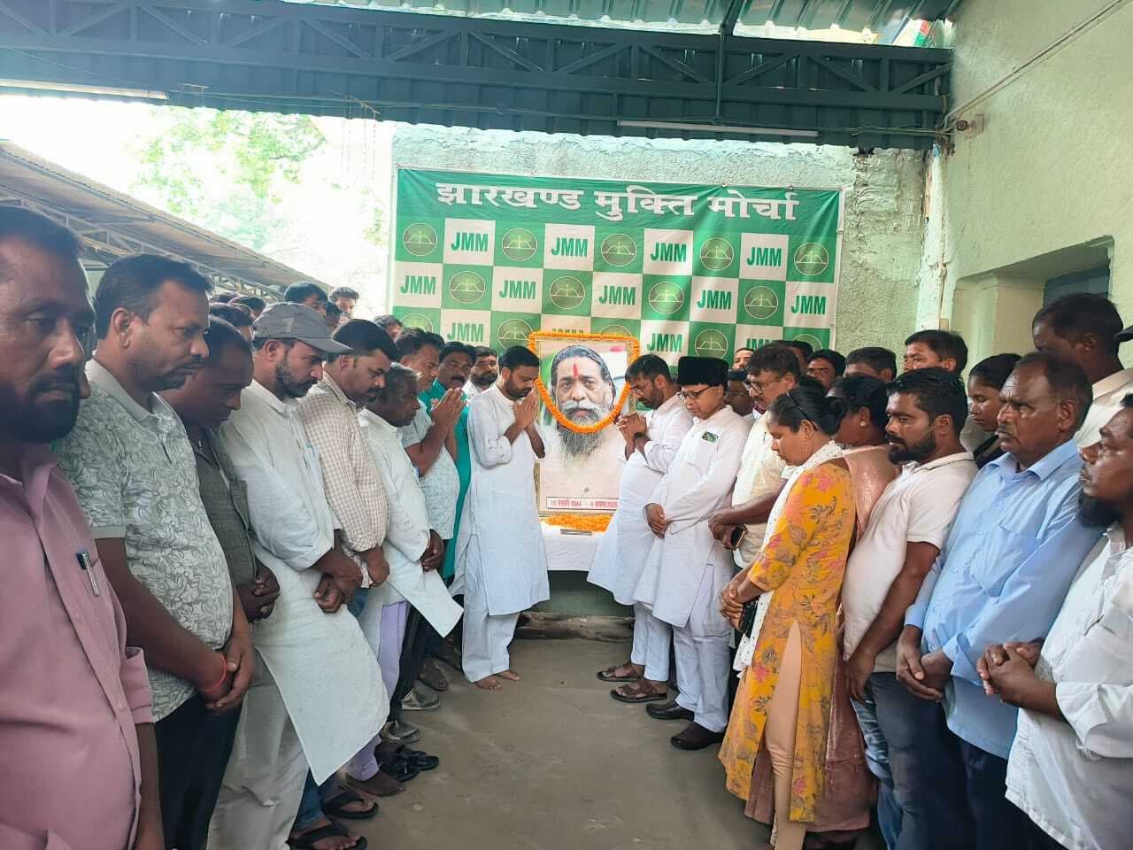 झामुमो कार्यकर्ताओं ने शिबू सोरेन को दी श्रद्धांजलि